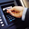 Thẻ ATM bị gãy, cong, vênh có rút tiền được không?