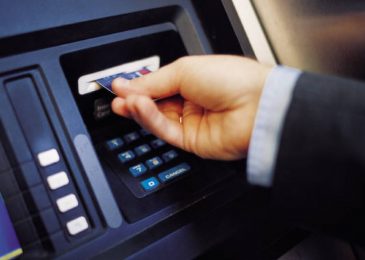 Thẻ ATM bị gãy, cong, vênh có rút tiền được không?